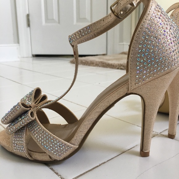 High-heeled shoes - Picture 3 of 4